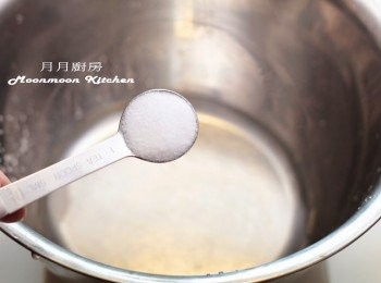 step1: 用一大盆，注入冷水，加入鹽拌勻