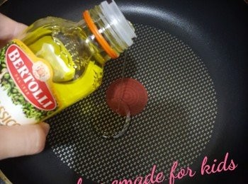 step4: 用易潔鑊，落適量的油(如果鐘意食脆口，可以落多少少油)，油燒熱後將