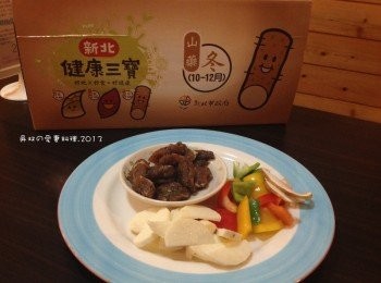 step3: 將材料準備好： 里肌稍為醃過後沾薄麵粉過個油至半熟 然後將蔬菜類也放進去，再下煮好的義大利麵條級蕃茄SAUCE及煮麵水，然後調到自己喜歡的鹹度即可喔