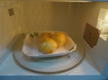 step2: 放入微波爐叮四分鐘至半熟