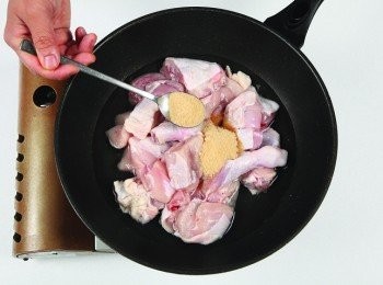 step3: 在深鍋內放入雞肉、水、黃砂糖，並以大火燉煮。這時不要蓋上鍋蓋