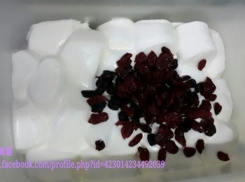 step3: 快速倒入藍莓乾和紅莓乾，快速混合、再倒入椰漿粉攪拌混合，最後加入奶粉，攪拌至混合、再用手揸勻至不粘手