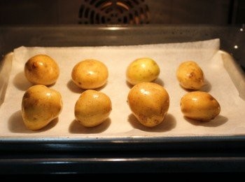 step1: 焗爐預熱至200°C, 小薯仔洗淨後印乾, 用义刺洞,塗上橄欖油後焗約20分鐘，取出備用

*可以用浸吞拿魚的辣油代替橄欖油, 味道更豐富