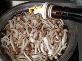 step4: 本菇及白玉菇洗淨後用滾水加少許紹興酒出水2分鐘,(去除菇草青味)