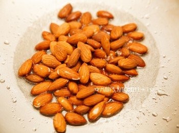 step3: 等糖溶化後把剛烤好的堅果倒入鍋內，並開始不斷翻炒。