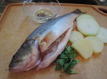 step1: 鱸魚一條，徹底洗淨（尤其必要清除肚內的血塊），抹乾。用幼鹽3/4茶匙，白胡椒粉小許醃一小時（肚內也要醃）。