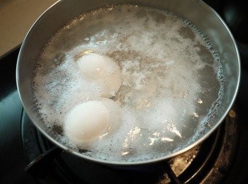 step1: 將雞蛋入冷水煮,水煮滾後轉中小火煮約3~5分鐘,熄火置於滾水中,放涼備用