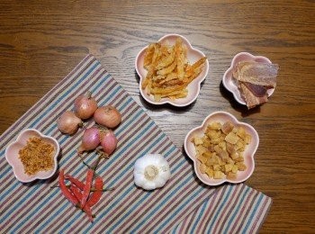 step1: 瑤柱、蝦乾要保持鮮味，不要浸水！先用水冲淨表面，加少許米酒一併蒸熟，隔水蒸二十分鐘。