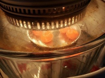 step2: 再將咸蛋黃用光波爐或焗爐，用150度焗8分鐘（焗爐用180度焗8分鐘）（亦可以用蒸方法將蛋黃蒸熟，大火蒸5分鐘）