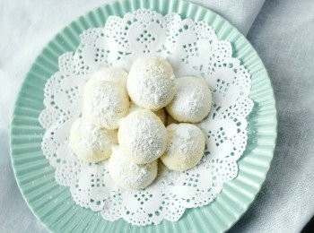 step5: 在麵團上噴點水，放入已預熱170度焗爐，焗約10分鐘，至金面有少許金黃色。放在涼架上待涼，灑上糖霜即成！（餅乾有裂紋是正常的，如焗爐本身較熱，可調低至160度焗餅乾）