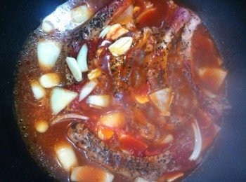 step3: 酒味出後加入全部配料，轉中火炆１０MINＳ左右,期間要反一反轉肋骨