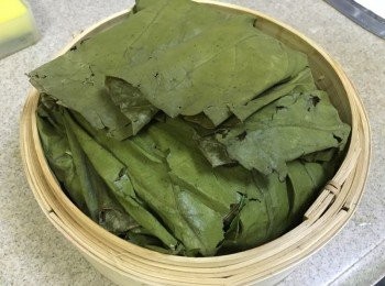 step5: 將荷葉包好, 再用牙籤固定位置, 蒸8-10分鐘