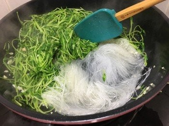 step4: 將翡翠苗放置一邊，另一邊加入瀝乾的粉絲, 可以加點蒸南瓜的水或水, 喜歡濃味一點可以加點生抽於粉絲中