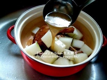 step11: 煲內再放入鴨腿 , 冬瓜及之前隔去材料的湯拌勻 , 蓋上蓋用中火再煲15分鐘