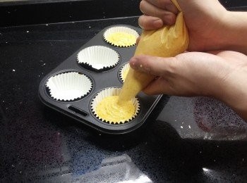 step5: 將蛋糕糊倒入唧袋，再唧入紙模至8分滿