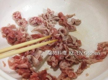 step2: 油1大匙倒入鍋內炒豬肉