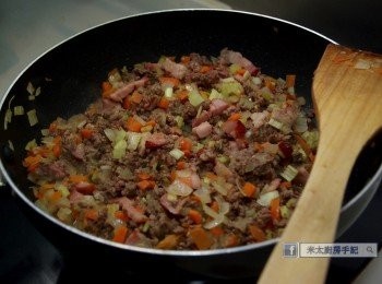 step3: 下煙肉和牛肉續炒至牛肉轉色。