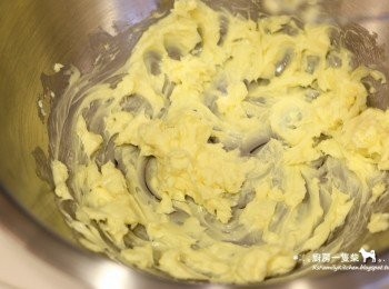 step3: 室溫回軟的奶油以攪拌器打至乳霜狀。
