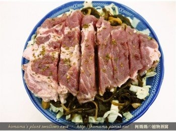 step5: 把醃漬後的豬梅花肉分切成直條狀，平放在最上層。