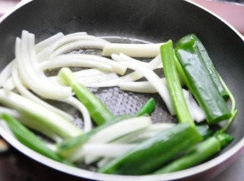 step5: 取出一大匙玄米油熱鍋，將蔥段與洋蔥爆香