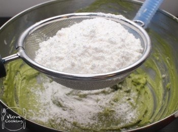 step5: 篩入麵粉拌成麵團