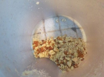 step5: - 果仁本是原粒的話，先用焗爐（預熱中的）烤5分鐘，用刀柄搗碎 或 攪拌機磨碎，如已是碎粒就不用了