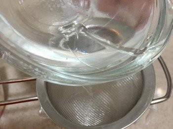 step4: 把蒟蒻粉、砂糖加熱水混合攪勻，然後用篩隔一下溶液並放暖