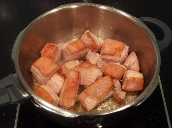 step4: 將豬五花表面都煎至焦香,可封鎖住肉類的美味精華。