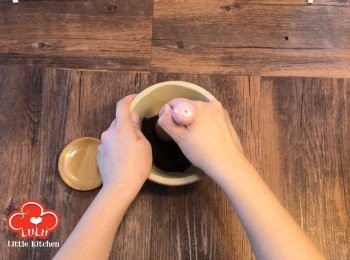 step1: 將Oreo餅(去餡）壓碎