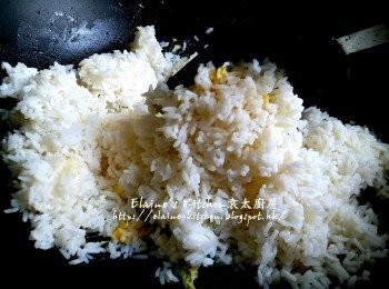 step11: 鑊中加入一半蛋液炒至半凝固 , 加入冷飯炒至散