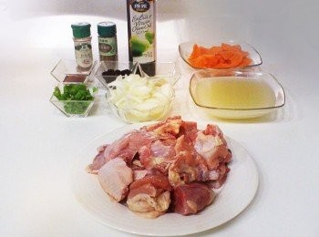 step1: 先將土雞高湯退冰加熱，洋蔥切瓣，胡蘿蔔切1cm厚片備用。