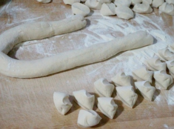 step7: 麵團置於案上，搓成長條，切成小劑子。