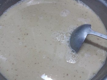 step4: 用1200g水及加入紅棗溶及薑片將黑片糖煮溶。