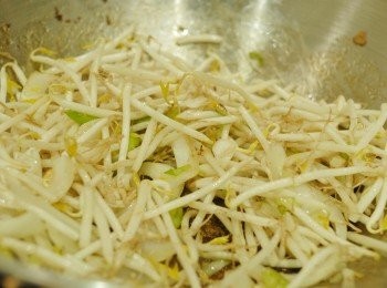 step4: 然後下芽菜炒兩分鐘