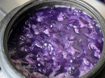 step2: 泡發好的銀耳入砂鍋煮30分鐘，再加入紫薯塊煮15分鐘。