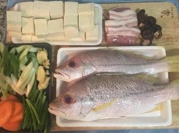 step1: 魚清洗乾淨瀝乾,魚身兩面都劃刀後用鹽巴醃抹。香菇洗淨泡冷水，並保留香菇水；豆腐切大塊；薑和紅蘿蔔切片；蔥切段，大蔥斜切。五花肉切片後用鹽略抓醃。
