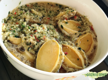 step3: - 鮑魚浸緊冰水嘅同時，我地就可以將冬陰公包嘅材料（唔好落晒d辣椒同埋拎起個青檸）打成漿
- 加魚露同水落冬陰公漿，一包冬陰公包大約要五湯匙魚露，十湯匙水。加青檸汁同冰糖再打均。
- 漿打好後就再繼續處理鮑魚。鮑魚浸咗冰水會好易脫殼同埋好易去腸（用刀輕輕一𠝹就去到腸）。
- 將處理好嘅鮑魚放入打好嘅漿，漿一定要淹過晒鮑魚。
- 放入雪柜雪一晚（至少都要八個鐘），食嘅時候再擺靚靚，攪掂✌️