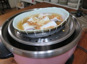 step3: 然後放於鍋寶蒸盤上。 【鍋寶不鏽鋼分離式11人份電鍋-初戀粉】 讓我特別喜歡的一點是其分離式鍋體設計。 這對於平時清洗真的方便好多。 再也不用大費周章搬鍋， 更不用擔心水沖到電線或開關損壞了機體~ 重點是該有配件一件都不少，甚至更多， 然後價格真的好殺喔！沒記錯應該不到我之前買別牌1/2.....