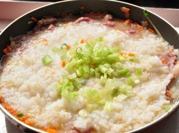step7: 慢慢攪拌均勻煮滾後，加入鹽巴調味、再放入芹菜末、灑些蔥花增加香氣~