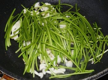 step3: 加入洗淨切斷的水蓮快炒一下