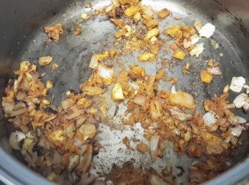 step3: 然後下蒜蓉，薑蓉，小茴香粉，咖哩粉及黃薑粉，炒一分鐘