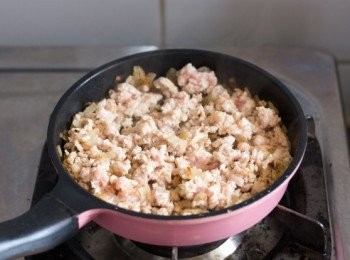 step4: 加入免治豬肉炒至半熟