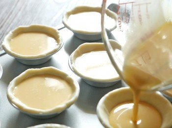 step10: 把蛋漿再攪拌一下後，再平均倒入模中。如表面有小氣泡需要撇走。