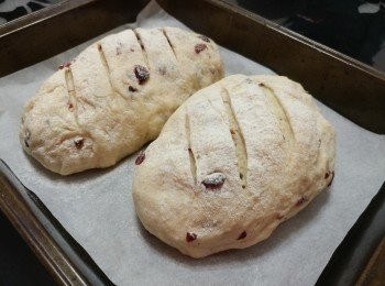 step9: 在麵團上灑上適量高筋粉，再用刀平均界數下