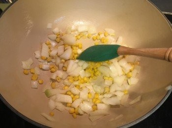 step3: 洋蔥切粒，落鑊炒香，加埋粟米一齊炒一陣。