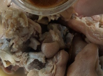 step10: 襯豬手熱將<span class="group_3">拌豬手料</span>拌勻豬手即可