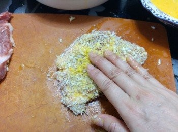 step6: 用手指再在豬扒上沾蛋漿， 多上一層包糠