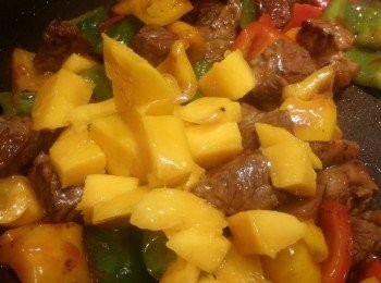 step6: 熄火後把芒果同炒兩下即上碟。