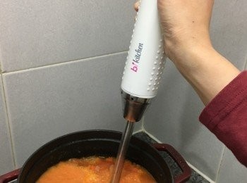step11: 關火待一會, 讓蕃茄湯放涼一點, 再用電動攪拌棒打蕃茄湯