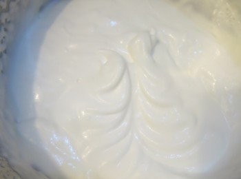 step17: － 淡忌廉隔冰打至7成發
－ 拿2匙打起的淡忌廉與魚膠水拌勻，再全倒進全盤淡忌廉拌勻
－ 將淡忌廉倒入豆腐芝士糊拌勻